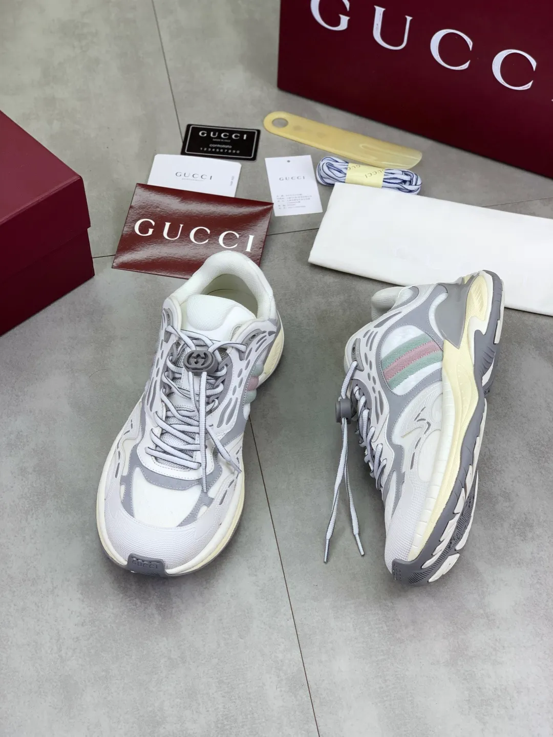 Men's shoes 💰P980 new style 💰 Gucci, couple style, women's style will be released later, new 2.0 futuristic sneakers‼ ️A pair of subversive sneakers is here. Gucci 2.0, a full series of 4 colors with key investment, smart silhouette: slightly curved forefoot design, you can clearly feel the propulsion when commuting and trotting, and it can enhance the sense of line extension when paired with wide-leg pants or cycling pants. EVA thick soles not only have a comfortable height-increasing effect, but also reduce weight (it actually lasts 3 hours of shopping without tiring your feet!) Highlight moments for lazy people: 2. Just choose it for airport wear! You can take them off in seconds after passing the security check (you can put them on as soon as you lift the heel strap), because the shoes come with a sliding buckle, so no need! ! Tie your shoes. Really achieve the sense of relaxation that goes with you. Size: Female 35-40 Male 39-45